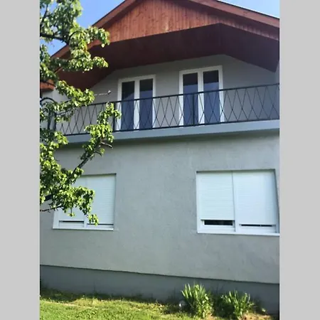 Holiday home Charmantes Haus Mit Garten In Nachster Seenahe Balatonmariafurdo